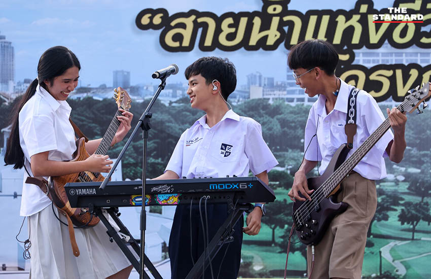 Nene Royal ศิลปินเยาวชนไทยกำลังแสดงดนตรีร่วมกับวง OZONE บนเวทีในงาน ‘สายน้ำแห่งชีวิต’ 2