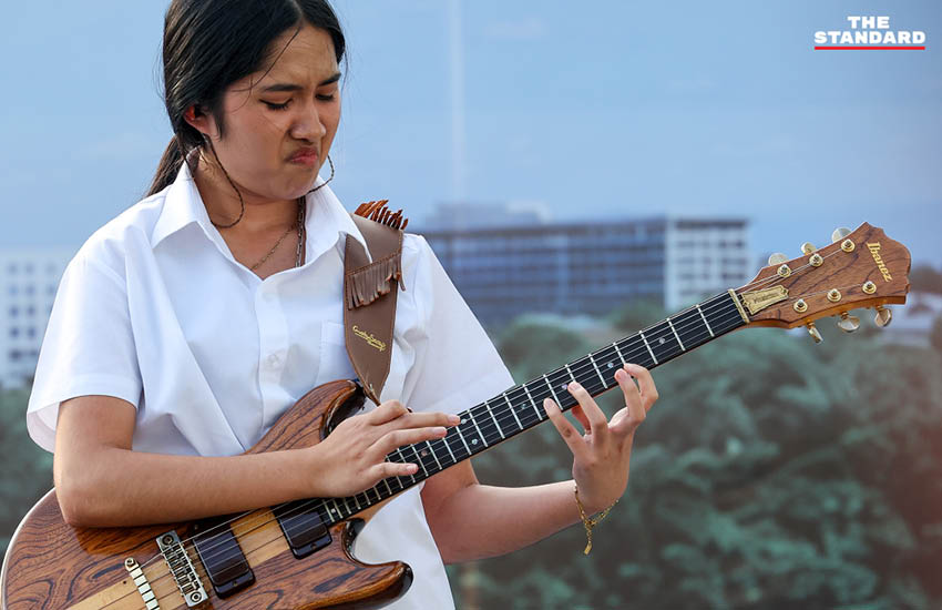 Nene Royal ศิลปินเยาวชนไทยกำลังแสดงดนตรีร่วมกับวง OZONE บนเวทีในงาน ‘สายน้ำแห่งชีวิต’ 3