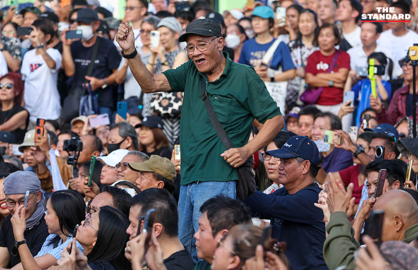 Nene Royal ศิลปินเยาวชนไทยกำลังแสดงดนตรีร่วมกับวง OZONE บนเวทีในงาน ‘สายน้ำแห่งชีวิต’ 4