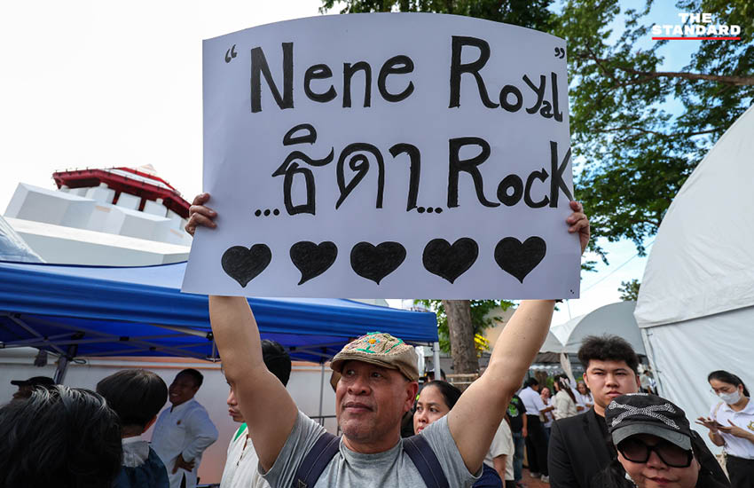 Nene Royal ศิลปินเยาวชนไทยกำลังแสดงดนตรีร่วมกับวง OZONE บนเวทีในงาน ‘สายน้ำแห่งชีวิต’ 6