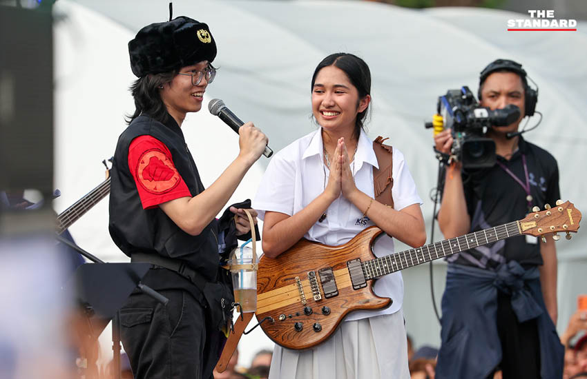 Nene Royal ศิลปินเยาวชนไทยกำลังแสดงดนตรีร่วมกับวง OZONE บนเวทีในงาน ‘สายน้ำแห่งชีวิต’ 7