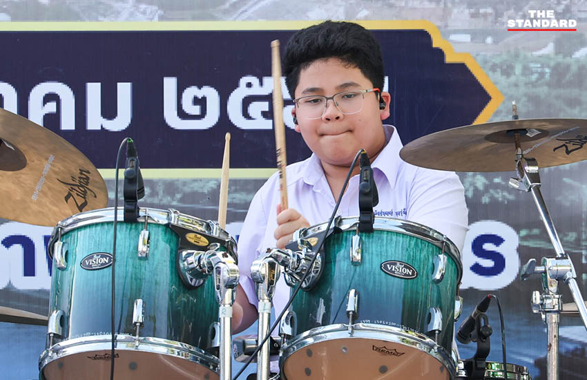 Nene Royal ศิลปินเยาวชนไทยกำลังแสดงดนตรีร่วมกับวง OZONE บนเวทีในงาน ‘สายน้ำแห่งชีวิต’ 8