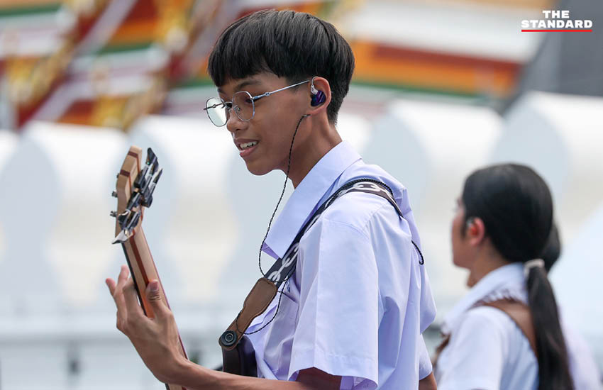 Nene Royal ศิลปินเยาวชนไทยกำลังแสดงดนตรีร่วมกับวง OZONE บนเวทีในงาน ‘สายน้ำแห่งชีวิต’ 9