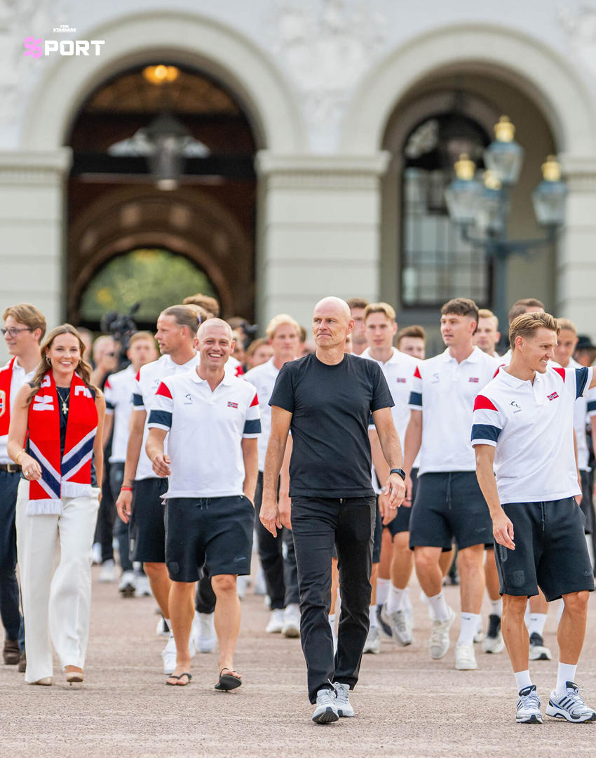ฝูงชนนับแสนคนออกมารอต้อนรับทีมฟุตบอลชาตินอร์เวย์กลับบ้านอย่างยิ่งใหญ่ 1