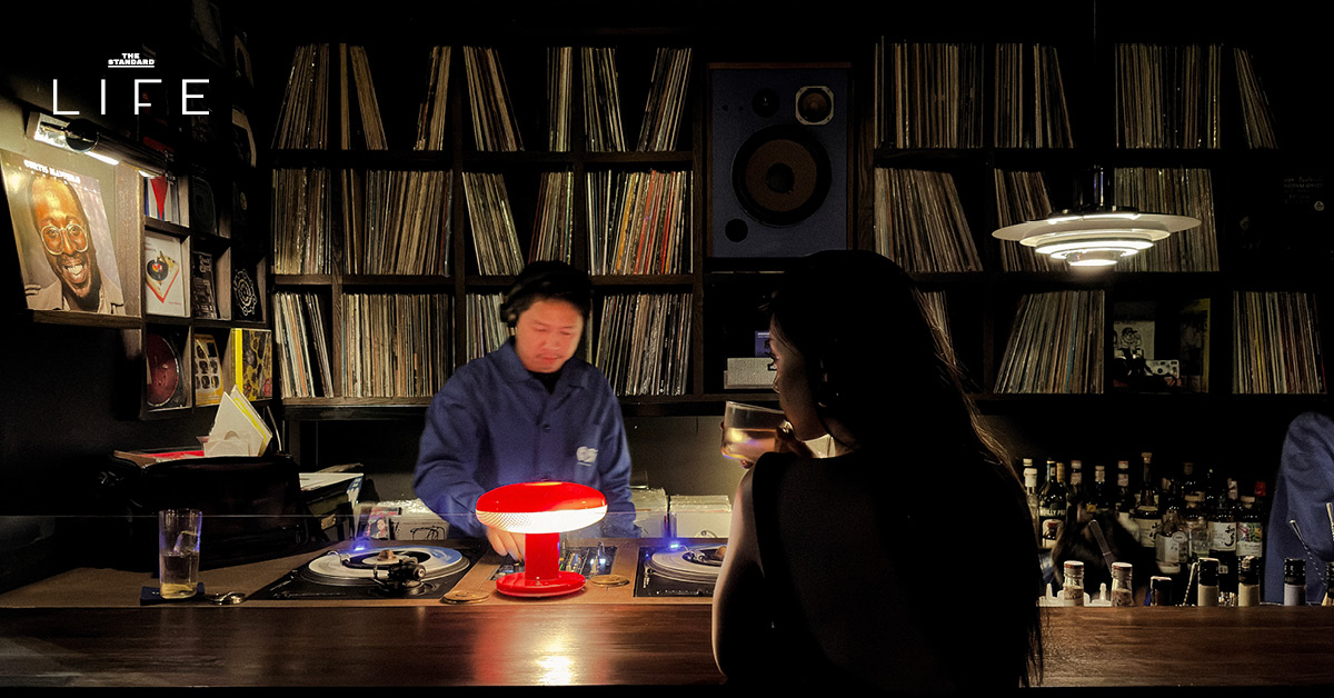 ภาพบรรยากาศภายใน OBi Record Bar บาร์แผ่นเสียงสไตล์ญี่ปุ่นย่านสีลม