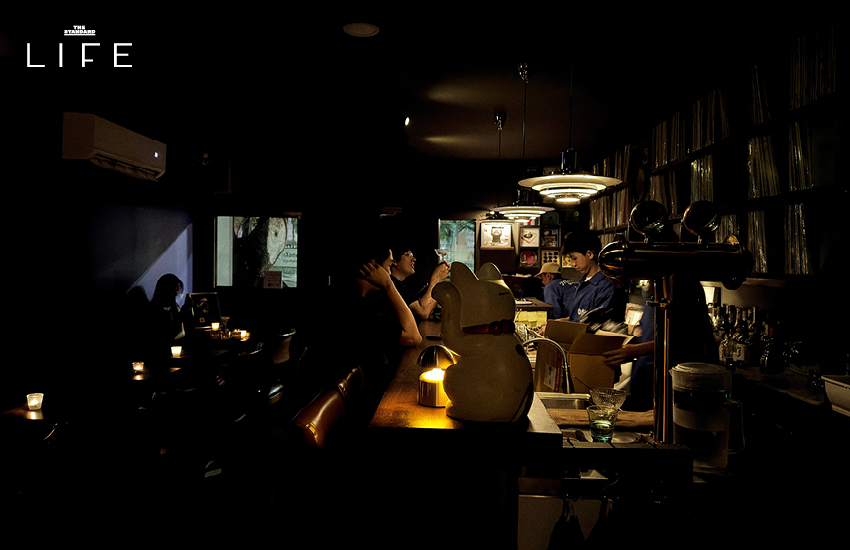 ภาพบรรยากาศภายใน OBi Record Bar บาร์แผ่นเสียงสไตล์ญี่ปุ่นย่านสีลม 2