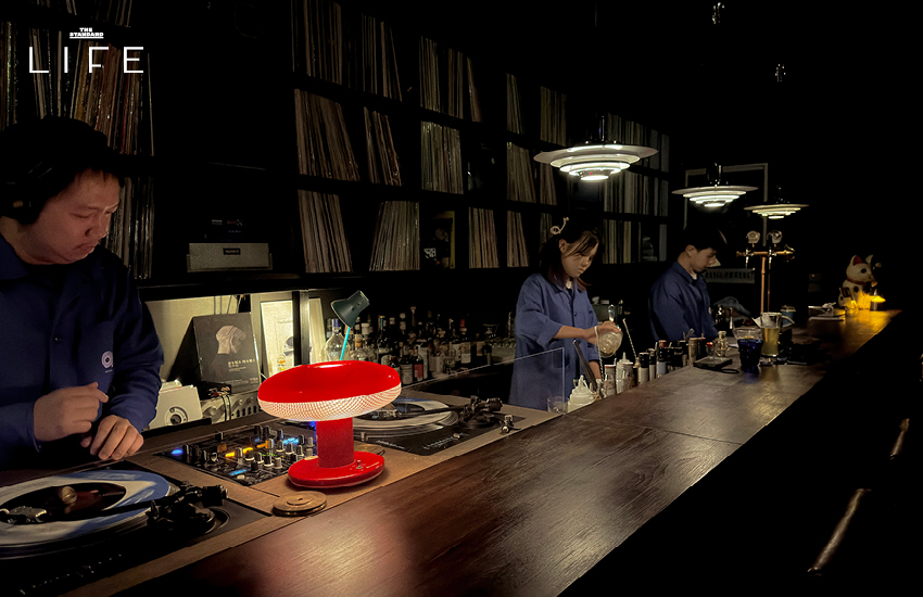 ภาพบรรยากาศภายใน OBi Record Bar บาร์แผ่นเสียงสไตล์ญี่ปุ่นย่านสีลม 6