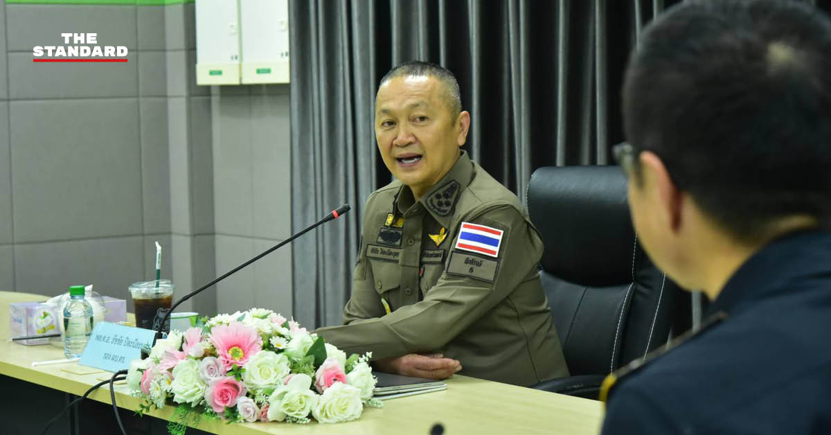 เจ้าหน้าที่ตำรวจตรวจสอบเรือขนส่งน้ำมันที่ถูกจับกุม