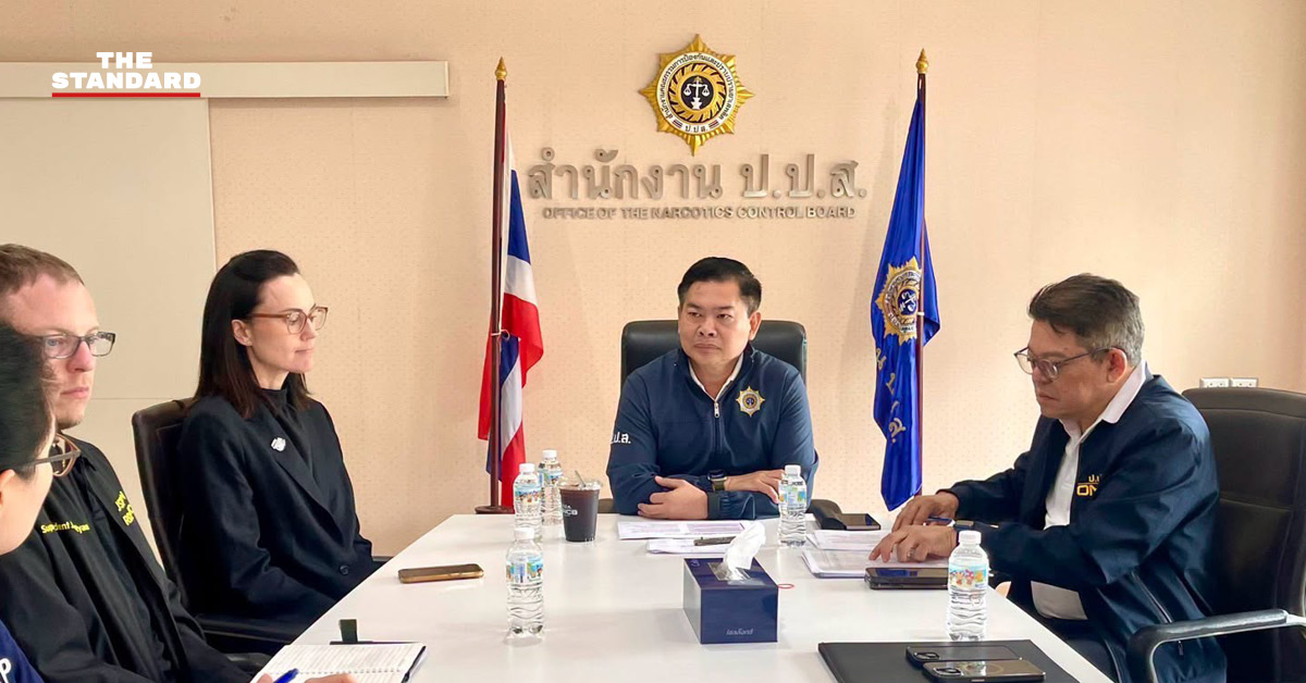 ภาพ พ.ต.ต. สุริยา สิงหกมล เลขาธิการ ป.ป.ส. แถลงข่าวความคืบหน้าคดีแอร์ไทยขนเฮโรอีน