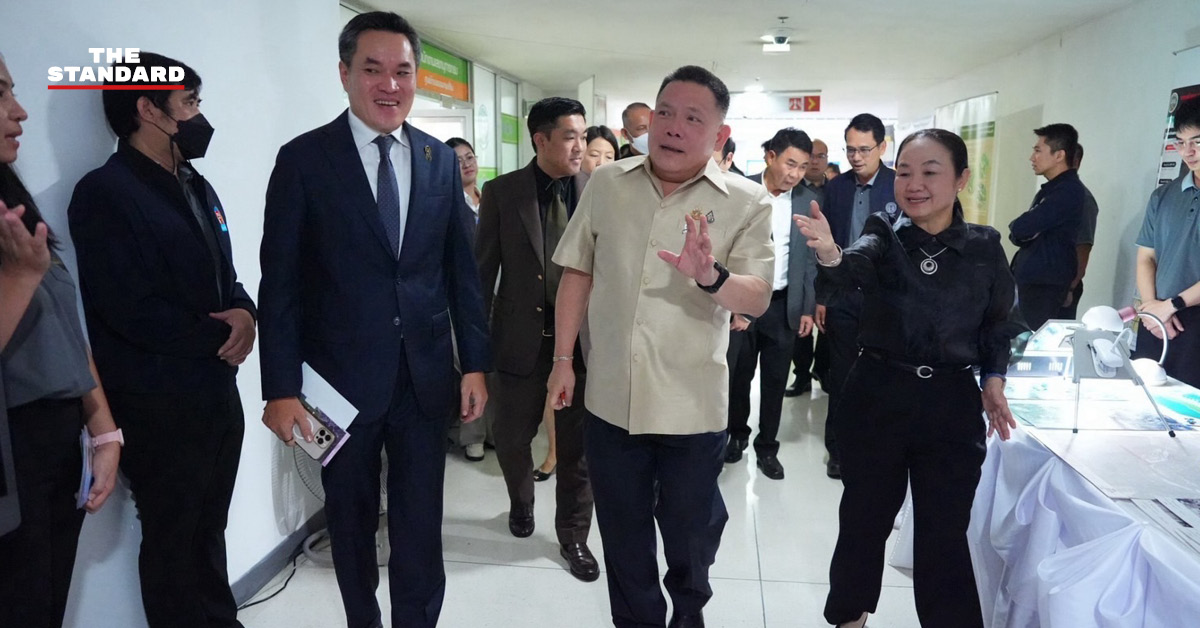 อาสพลธ์ สรรณ์ไตรภพ ประธาน กมธ.ป.ป.ช. และ พรพจน์ เพ็ญพาส อธิบดีกรมที่ดิน พร้อมคณะ ถ่ายภาพร่วมกัน