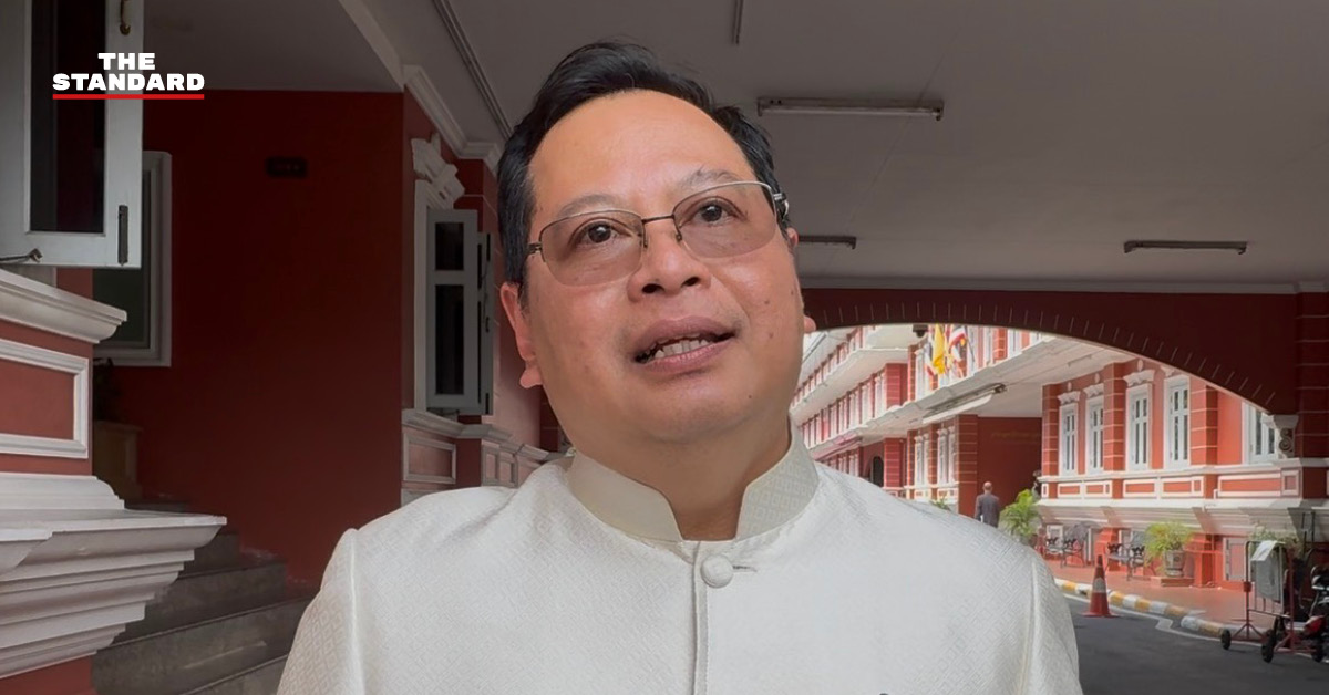ปกรณ์ นิลประพันธ์ กำลังให้สัมภาษณ์