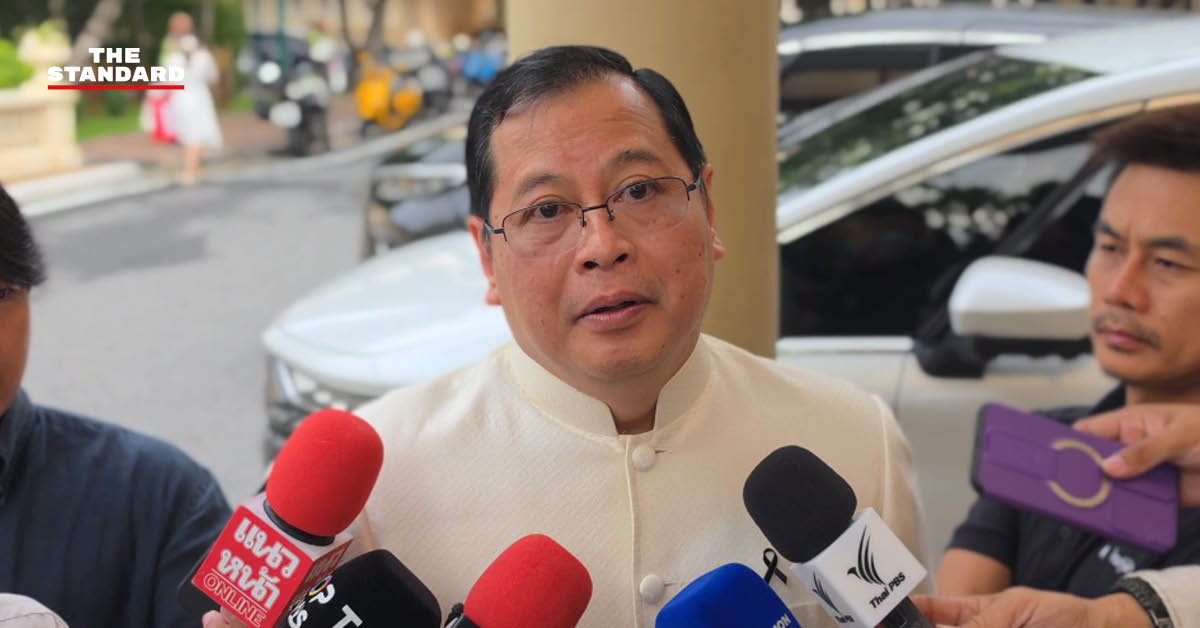 ปกรณ์ นิลประพันธ์ รองนายกรัฐมนตรี ฝ่ายกฎหมาย ให้สัมภาษณ์สื่อมวลชน