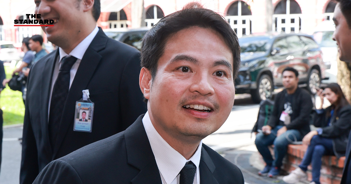 ภราดร ปริศนานันทกุล รัฐมนตรีประจำสำนักนายกรัฐมนตรี กำลังให้สัมภาษณ์