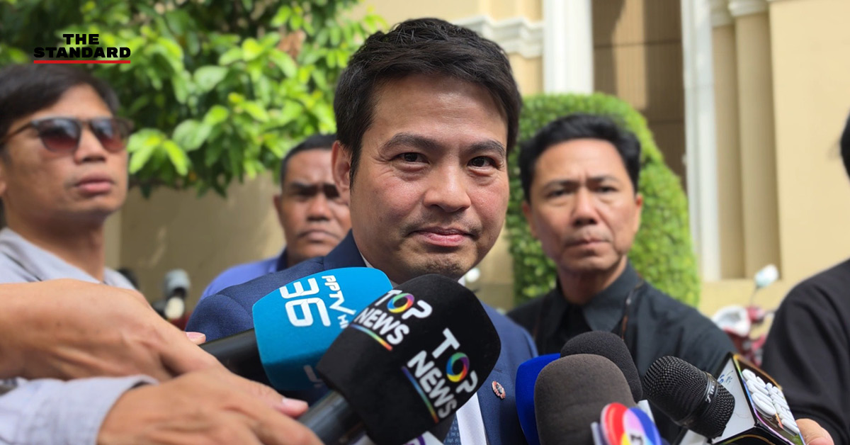 ภราดร ปริศนานันทกุล ให้สัมภาษณ์สื่อมวลชน