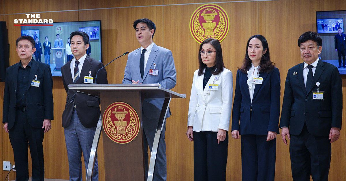 ภาพ สส. ฝ่ายค้านและ สว. เสียงข้างน้อย แถลงข่าวเรียกร้องให้ประธานรัฐสภาส่งเรื่องคดีซุกหุ้นศักดิ์สยามให้ศาลฎีกา