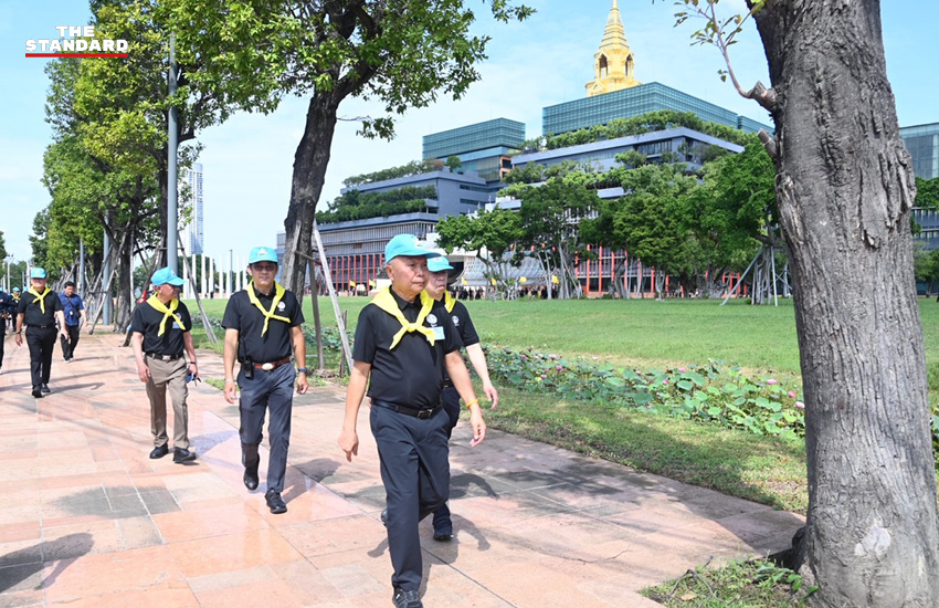 โสภณ ซารัมย์ ประธานรัฐสภา ขึ้นเครนตัดแต่งต้นไม้ในกิจกรรมจิตอาสา 2