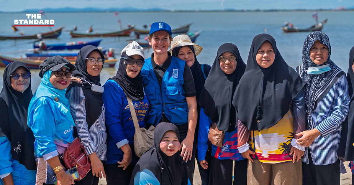 ผู้คนรวมตัวกันที่ชายหาดแหลมตาชี จังหวัดปัตตานี เพื่อประกาศธรรมนูญชุมชนด้านสภาพภูมิอากาศ
