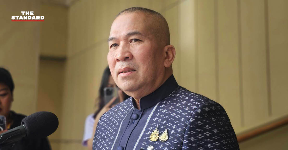 พล.ต.ท.รุทธพล เนาวรัตน์ รัฐมนตรีว่าการกระทรวงยุติธรรม ให้สัมภาษณ์สื่อมวลชน