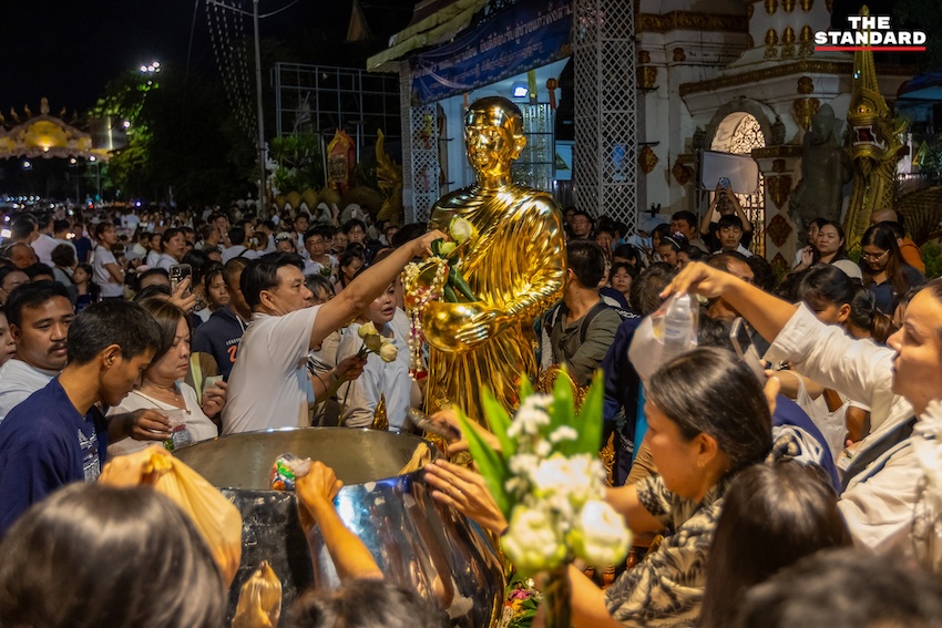 พุทธศาสนิกชนและนักท่องเที่ยวจำนวนมากร่วมตักบาตรเที่ยงคืนประเพณี 'เป็งปุ๊ด' ที่วัดอุปคุต เชียงใหม่ 4