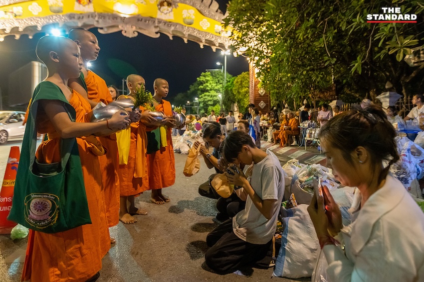 พุทธศาสนิกชนและนักท่องเที่ยวจำนวนมากร่วมตักบาตรเที่ยงคืนประเพณี 'เป็งปุ๊ด' ที่วัดอุปคุต เชียงใหม่ 5