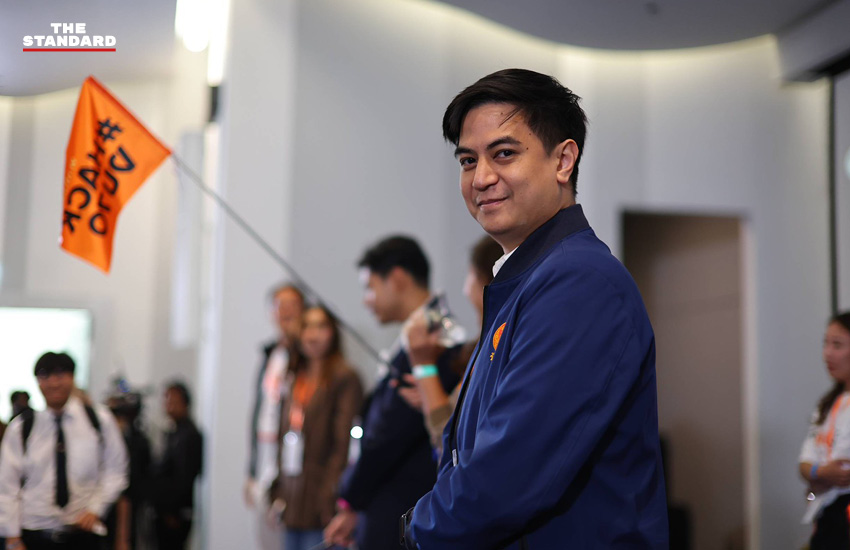 ณัฐพงษ์ เรืองปัญญาวุฒิ และ รักชนก ศรีนอก ในกิจกรรม ‘Hack งบ 70’ ที่รัฐสภา 6