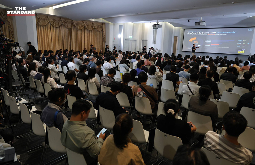 ณัฐพงษ์ เรืองปัญญาวุฒิ และ รักชนก ศรีนอก ในกิจกรรม ‘Hack งบ 70’ ที่รัฐสภา 8