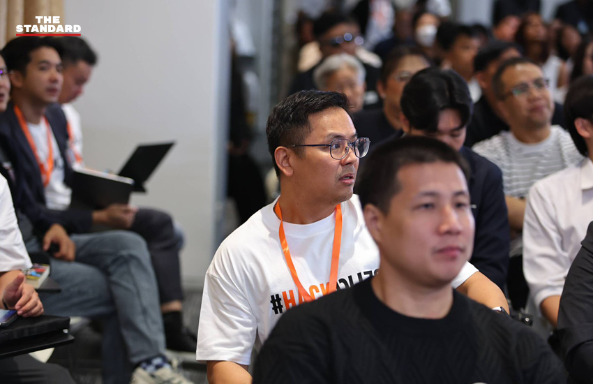 ณัฐพงษ์ เรืองปัญญาวุฒิ และ รักชนก ศรีนอก ในกิจกรรม ‘Hack งบ 70’ ที่รัฐสภา 9