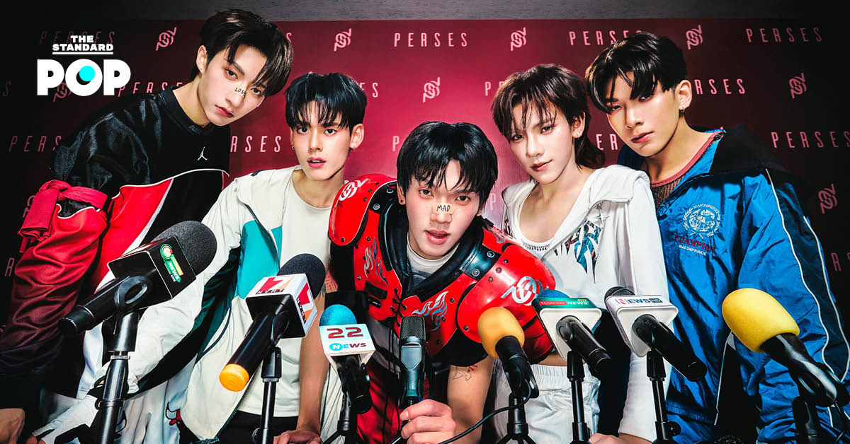 ภาพสมาชิกวง PERSES ในชุดแสดงสำหรับซิงเกิลใหม่ ‘ไม่แพ้ใคร (Hotter than ur X)’