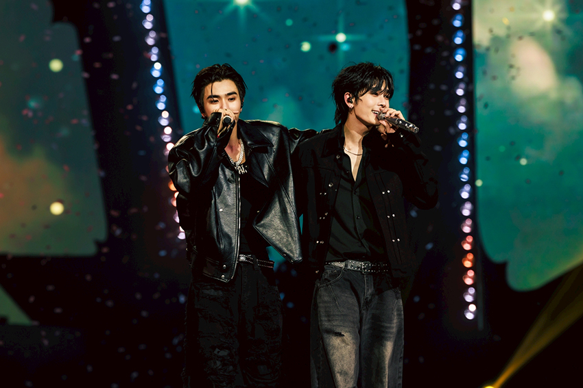 ภาพ เพิร์ธ-ธนพนธ์ และ แซนต้า-พงศภัค กำลังแสดงบนเวทีคอนเสิร์ต PERTH SANTA DEVIL'S KISS CONCERT 1