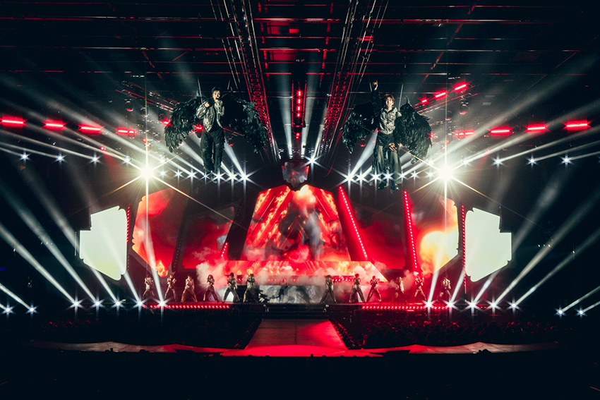 ภาพ เพิร์ธ-ธนพนธ์ และ แซนต้า-พงศภัค กำลังแสดงบนเวทีคอนเสิร์ต PERTH SANTA DEVIL'S KISS CONCERT 10