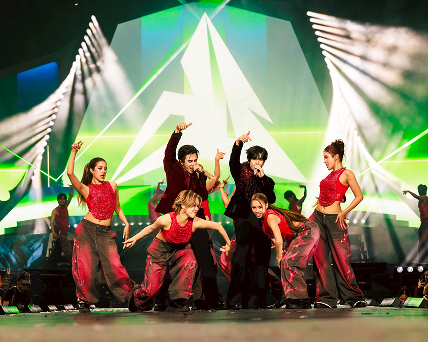 ภาพ เพิร์ธ-ธนพนธ์ และ แซนต้า-พงศภัค กำลังแสดงบนเวทีคอนเสิร์ต PERTH SANTA DEVIL'S KISS CONCERT 11