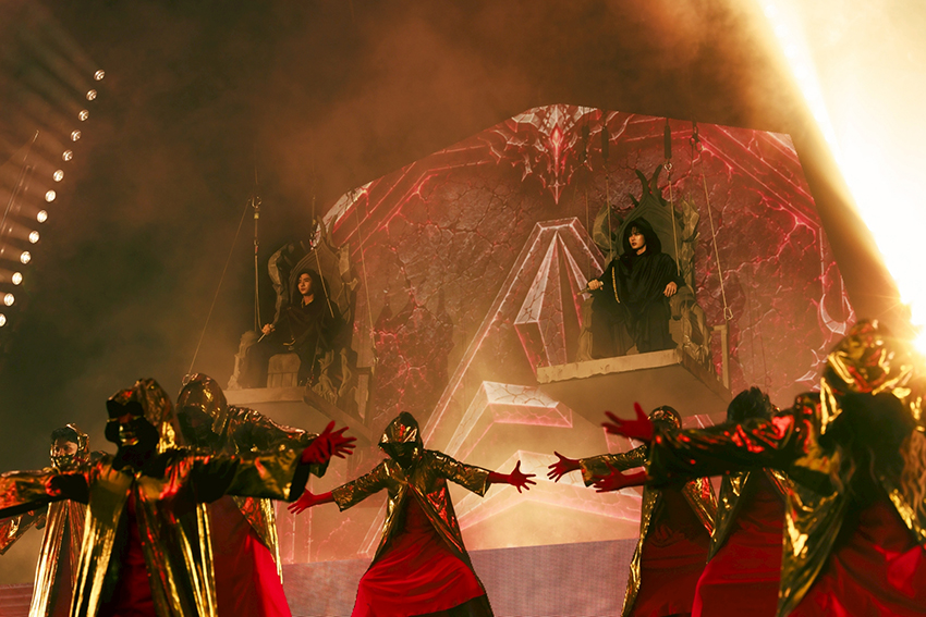 ภาพ เพิร์ธ-ธนพนธ์ และ แซนต้า-พงศภัค กำลังแสดงบนเวทีคอนเสิร์ต PERTH SANTA DEVIL'S KISS CONCERT 12