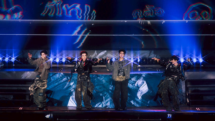 ภาพ เพิร์ธ-ธนพนธ์ และ แซนต้า-พงศภัค กำลังแสดงบนเวทีคอนเสิร์ต PERTH SANTA DEVIL'S KISS CONCERT 13