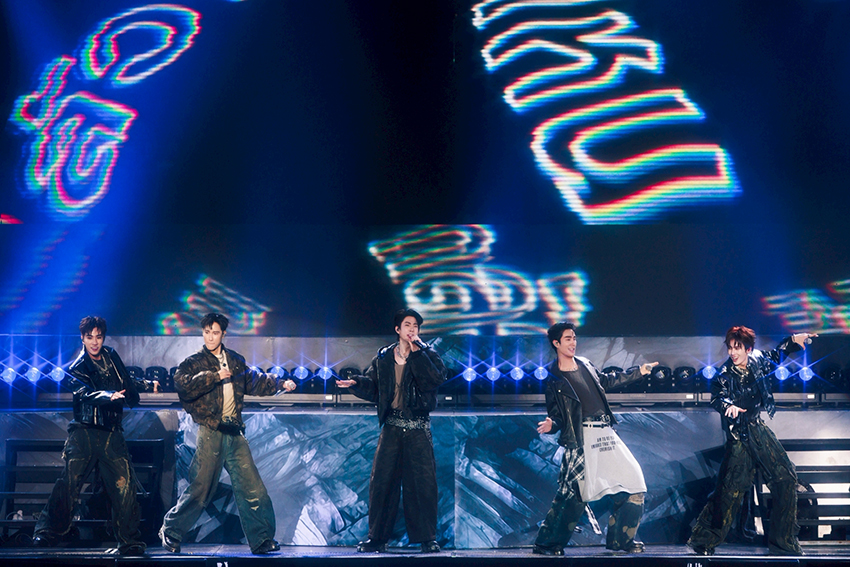 ภาพ เพิร์ธ-ธนพนธ์ และ แซนต้า-พงศภัค กำลังแสดงบนเวทีคอนเสิร์ต PERTH SANTA DEVIL'S KISS CONCERT 14