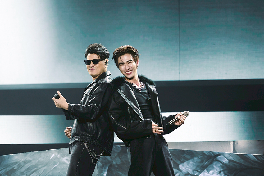 ภาพ เพิร์ธ-ธนพนธ์ และ แซนต้า-พงศภัค กำลังแสดงบนเวทีคอนเสิร์ต PERTH SANTA DEVIL'S KISS CONCERT 15