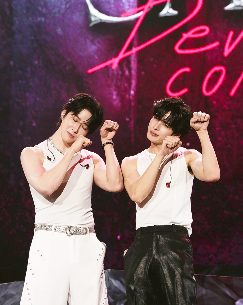 ภาพ เพิร์ธ-ธนพนธ์ และ แซนต้า-พงศภัค กำลังแสดงบนเวทีคอนเสิร์ต PERTH SANTA DEVIL'S KISS CONCERT 16