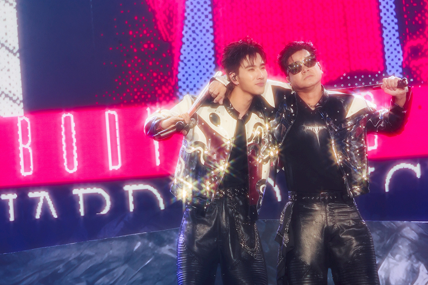 ภาพ เพิร์ธ-ธนพนธ์ และ แซนต้า-พงศภัค กำลังแสดงบนเวทีคอนเสิร์ต PERTH SANTA DEVIL'S KISS CONCERT 17