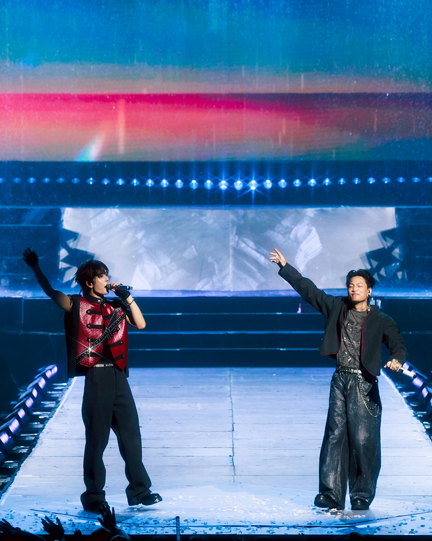 ภาพ เพิร์ธ-ธนพนธ์ และ แซนต้า-พงศภัค กำลังแสดงบนเวทีคอนเสิร์ต PERTH SANTA DEVIL'S KISS CONCERT 18