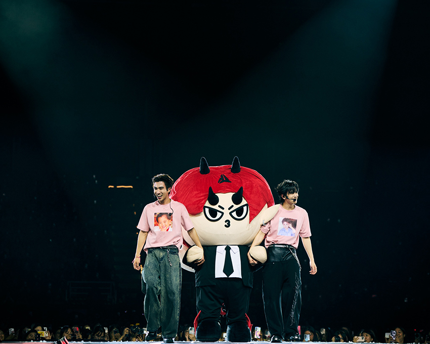 ภาพ เพิร์ธ-ธนพนธ์ และ แซนต้า-พงศภัค กำลังแสดงบนเวทีคอนเสิร์ต PERTH SANTA DEVIL'S KISS CONCERT 19