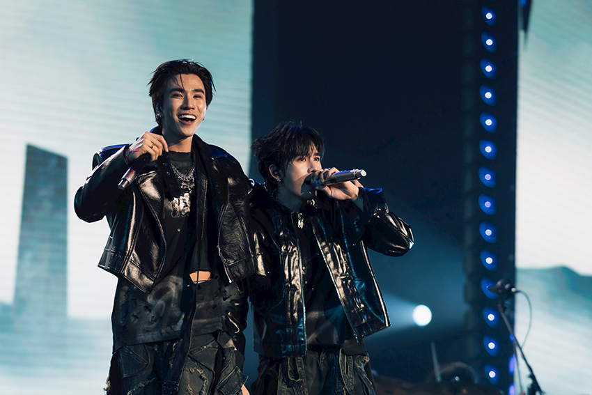 ภาพ เพิร์ธ-ธนพนธ์ และ แซนต้า-พงศภัค กำลังแสดงบนเวทีคอนเสิร์ต PERTH SANTA DEVIL'S KISS CONCERT 2