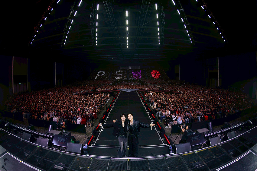 ภาพ เพิร์ธ-ธนพนธ์ และ แซนต้า-พงศภัค กำลังแสดงบนเวทีคอนเสิร์ต PERTH SANTA DEVIL'S KISS CONCERT 20