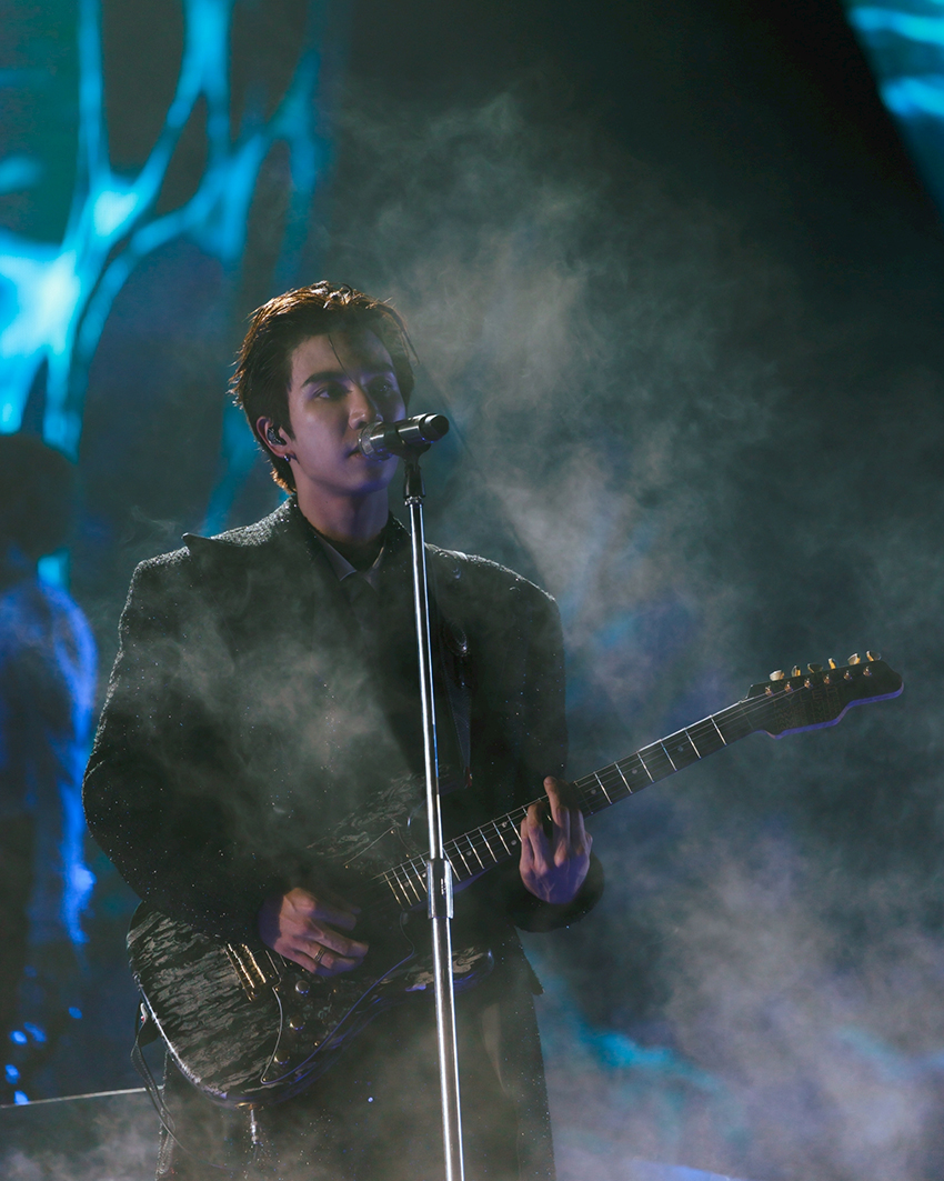 ภาพ เพิร์ธ-ธนพนธ์ และ แซนต้า-พงศภัค กำลังแสดงบนเวทีคอนเสิร์ต PERTH SANTA DEVIL'S KISS CONCERT 3