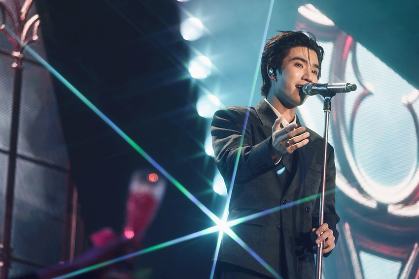 ภาพ เพิร์ธ-ธนพนธ์ และ แซนต้า-พงศภัค กำลังแสดงบนเวทีคอนเสิร์ต PERTH SANTA DEVIL'S KISS CONCERT 5