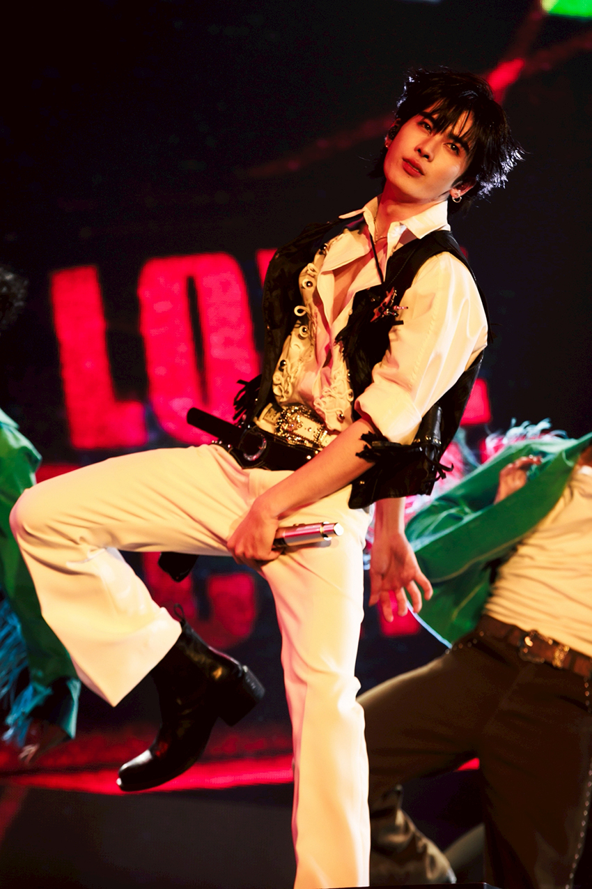 ภาพ เพิร์ธ-ธนพนธ์ และ แซนต้า-พงศภัค กำลังแสดงบนเวทีคอนเสิร์ต PERTH SANTA DEVIL'S KISS CONCERT 6