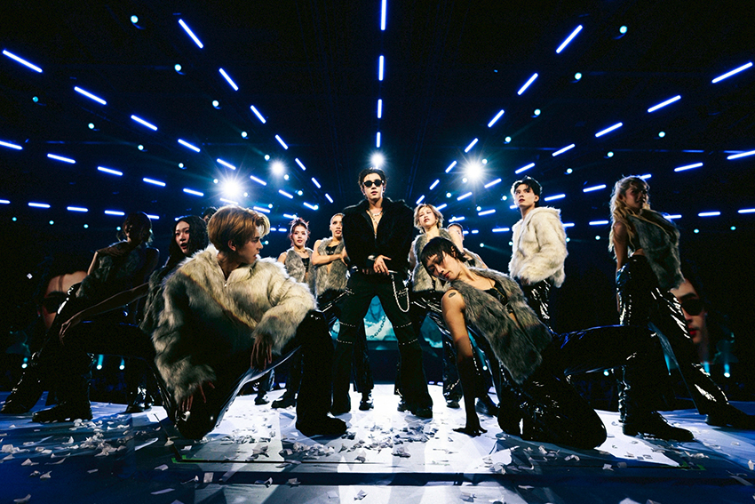 ภาพ เพิร์ธ-ธนพนธ์ และ แซนต้า-พงศภัค กำลังแสดงบนเวทีคอนเสิร์ต PERTH SANTA DEVIL'S KISS CONCERT 7