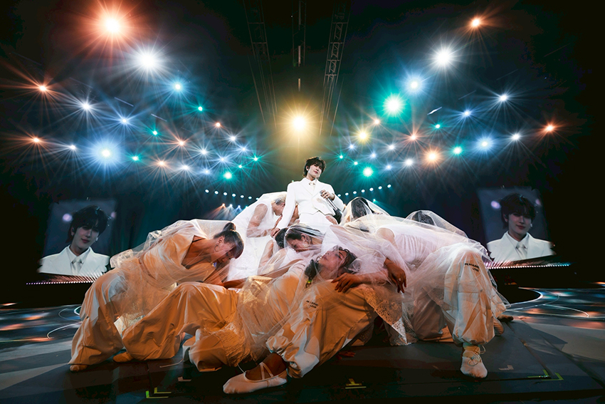 ภาพ เพิร์ธ-ธนพนธ์ และ แซนต้า-พงศภัค กำลังแสดงบนเวทีคอนเสิร์ต PERTH SANTA DEVIL'S KISS CONCERT 8