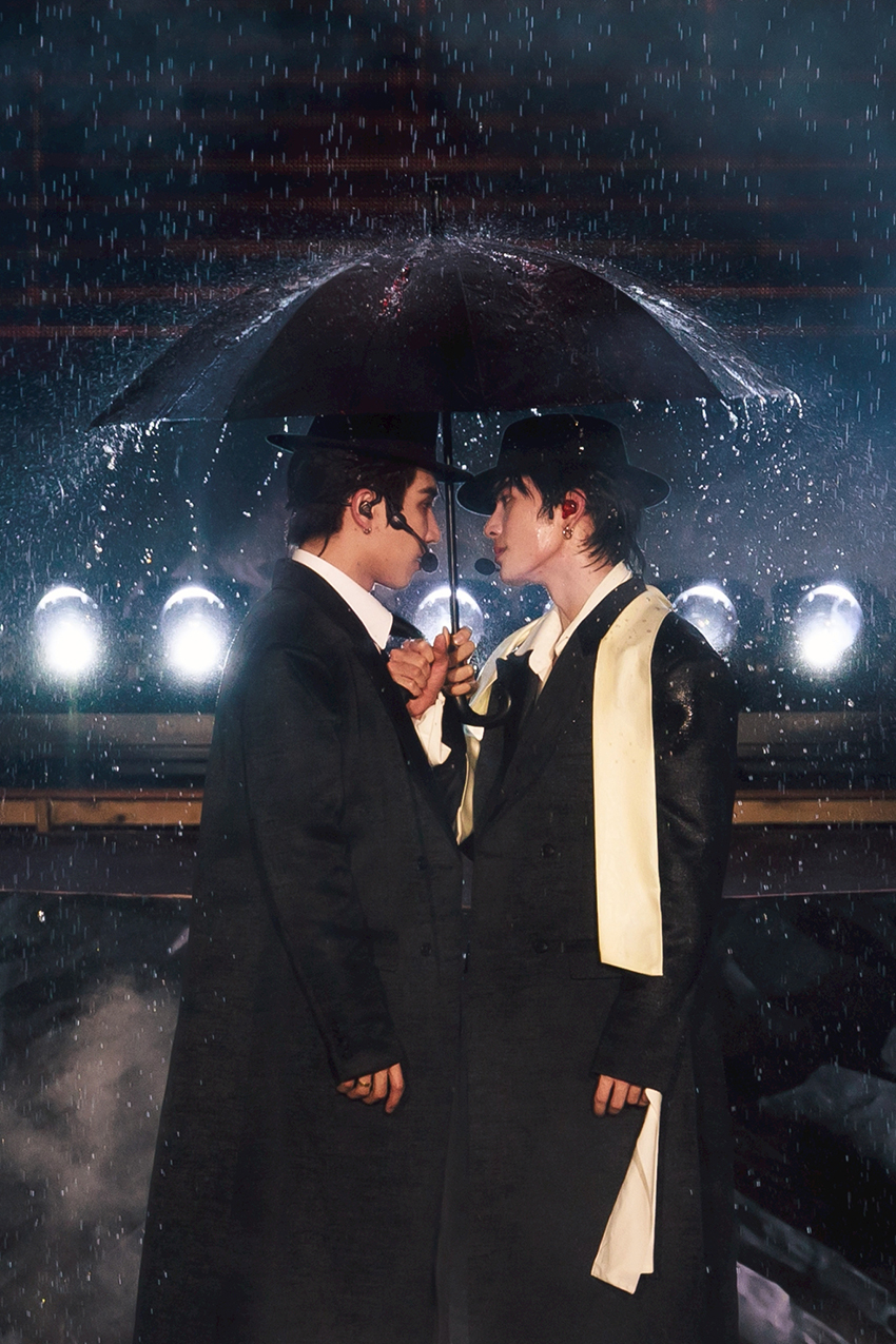 ภาพ เพิร์ธ-ธนพนธ์ และ แซนต้า-พงศภัค กำลังแสดงบนเวทีคอนเสิร์ต PERTH SANTA DEVIL'S KISS CONCERT 9