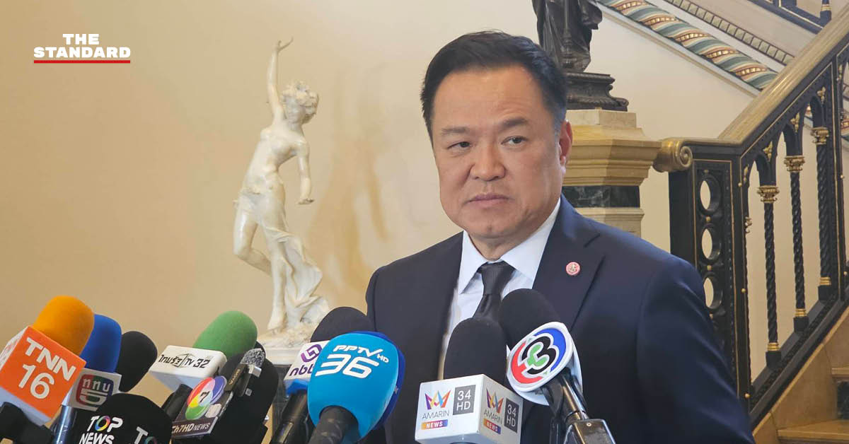 อนุทิน ชาญวีรกูล นายกรัฐมนตรี ให้สัมภาษณ์สื่อมวลชน