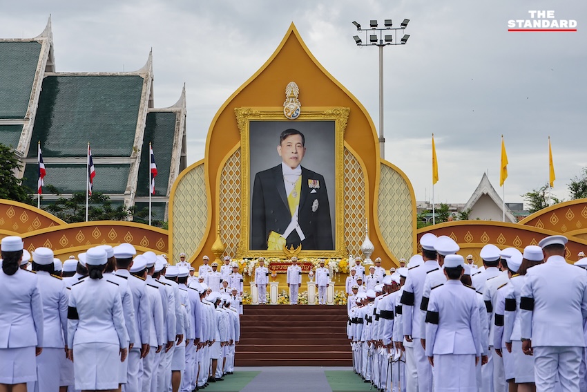นายกรัฐมนตรีและคณะรัฐมนตรีทำบุญตักบาตรพระสงฆ์ ณ ท้องสนามหลวง เนื่องในวันเฉลิมพระชนมพรรษาพระบาทสมเด็จพระเจ้าอยู่หัว 1