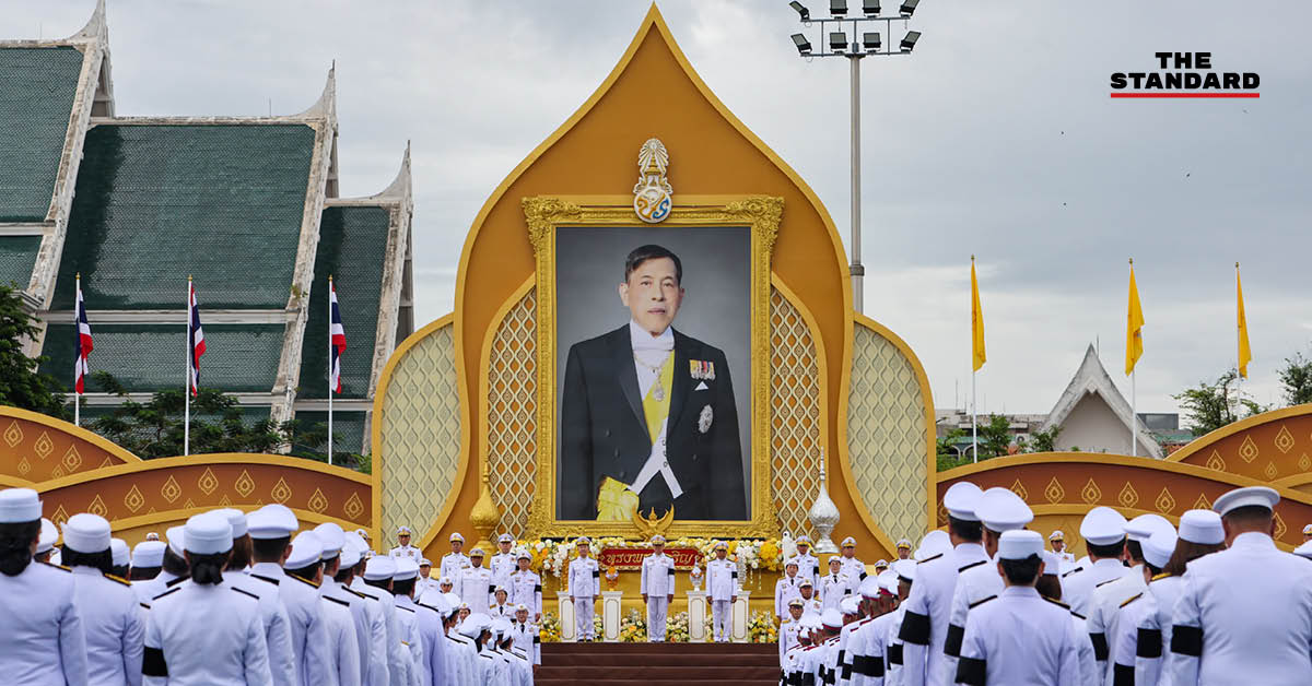 นายกรัฐมนตรีและคณะรัฐมนตรีทำบุญตักบาตรพระสงฆ์ ณ ท้องสนามหลวง เนื่องในวันเฉลิมพระชนมพรรษาพระบาทสมเด็จพระเจ้าอยู่หัว